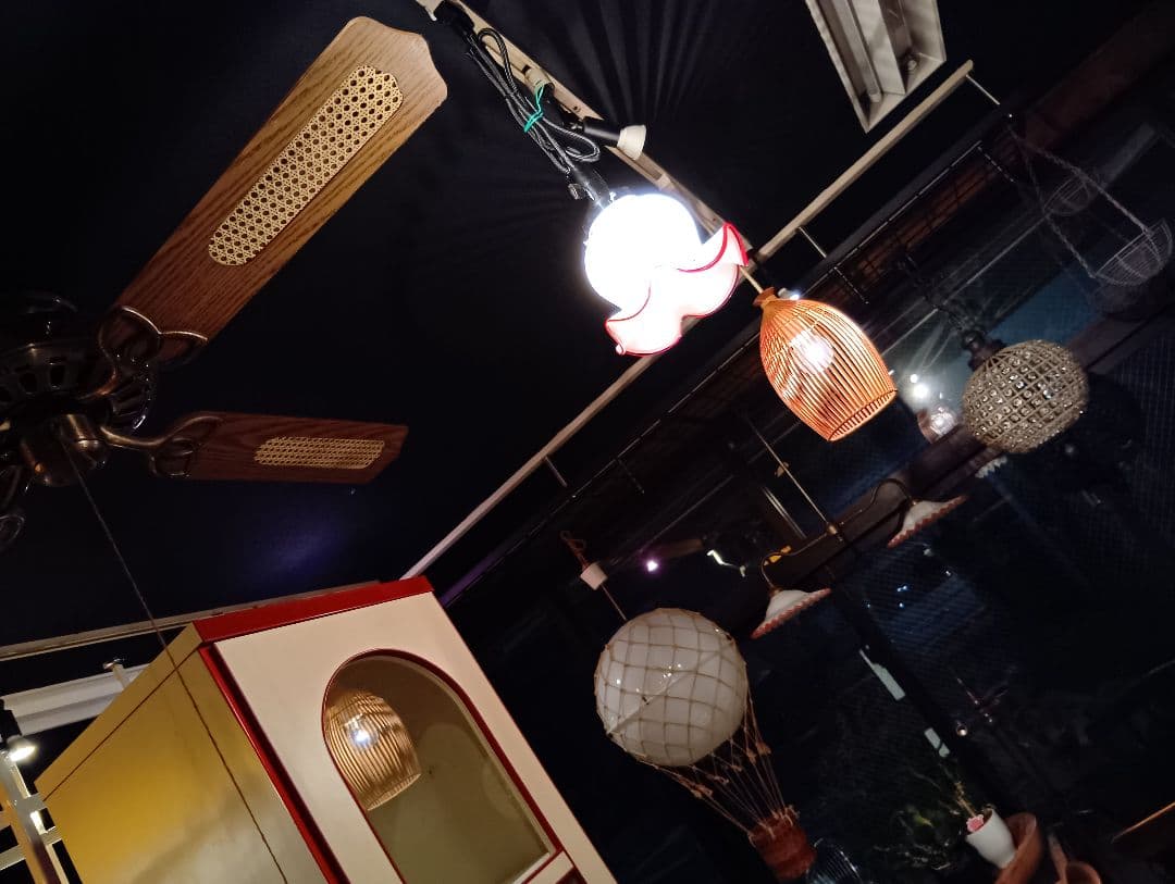 北一硝子　乳白色　赤　縁取り　フリル形　吊り下げ　ペンダント　ランプ