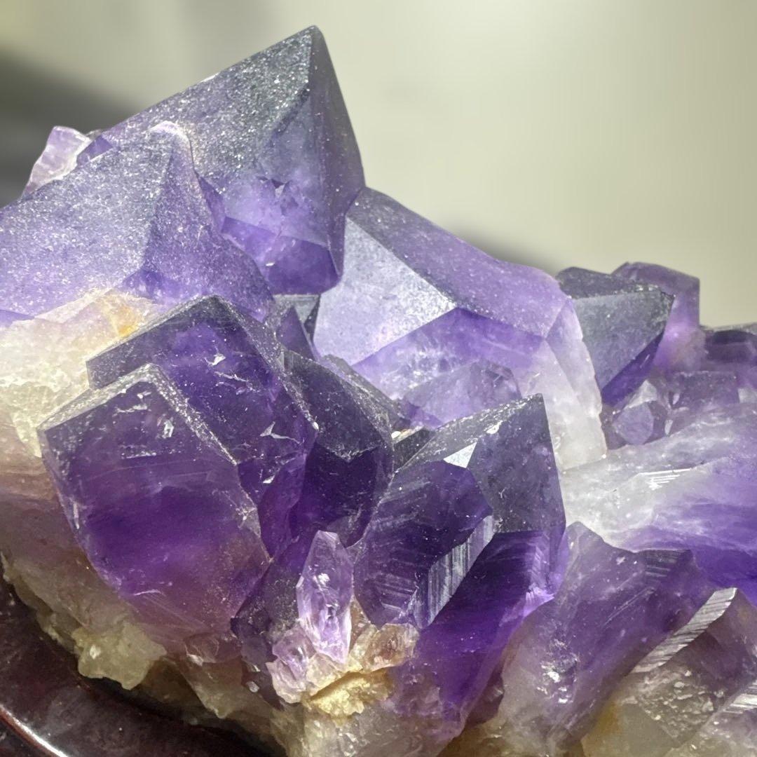 【高品質】コンゴ産 アメジストクラスター 2375g 台座付　おまけあり