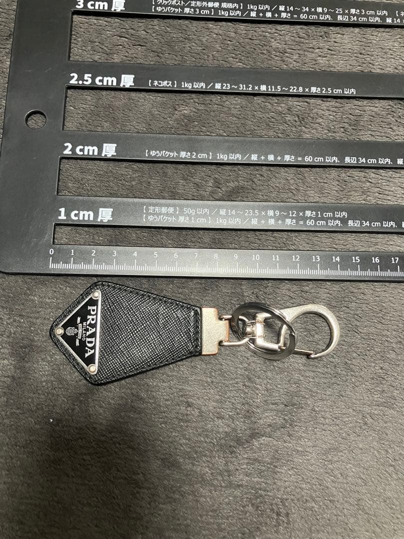 プラダ　キーホルダー　ストラップ　キーリング