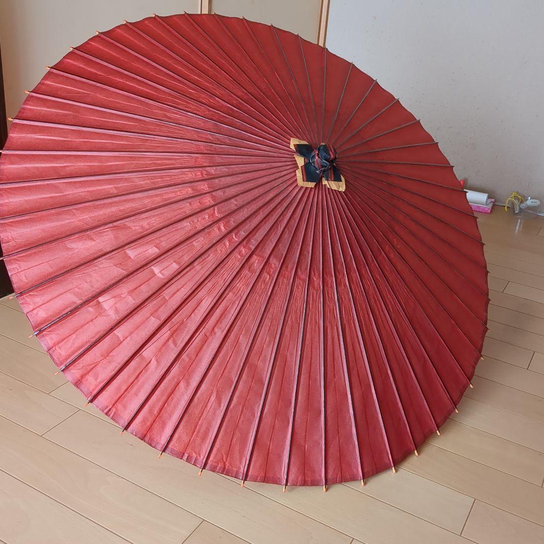 伝統的な赤い和傘