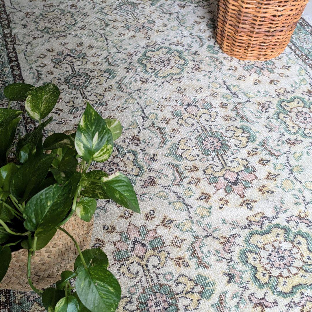 118×207 ベージュ×グリーン　花柄と縁取り　トルコヴィンテージラグ