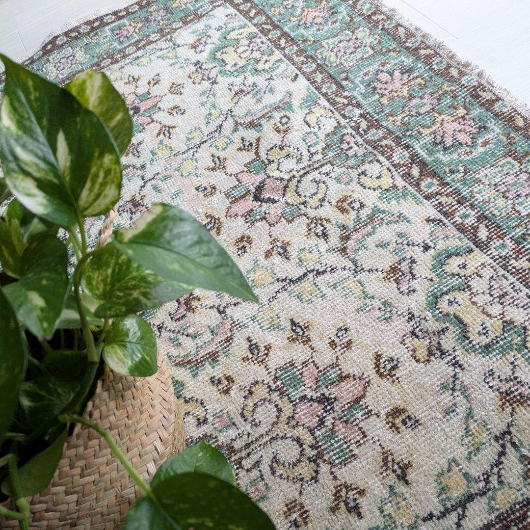 118×207 ベージュ×グリーン　花柄と縁取り　トルコヴィンテージラグ