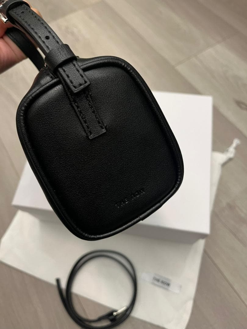 THE ROW ブラックレザーショルダーバッグ