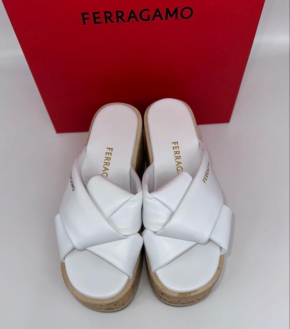 新品【サルバドーレフェラガモ】ホワイト クロスストラップ サンダル22〜23㎝