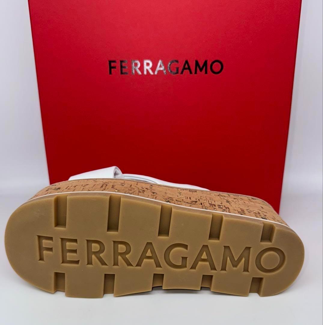 新品【サルバドーレフェラガモ】ホワイト クロスストラップ サンダル22〜23㎝