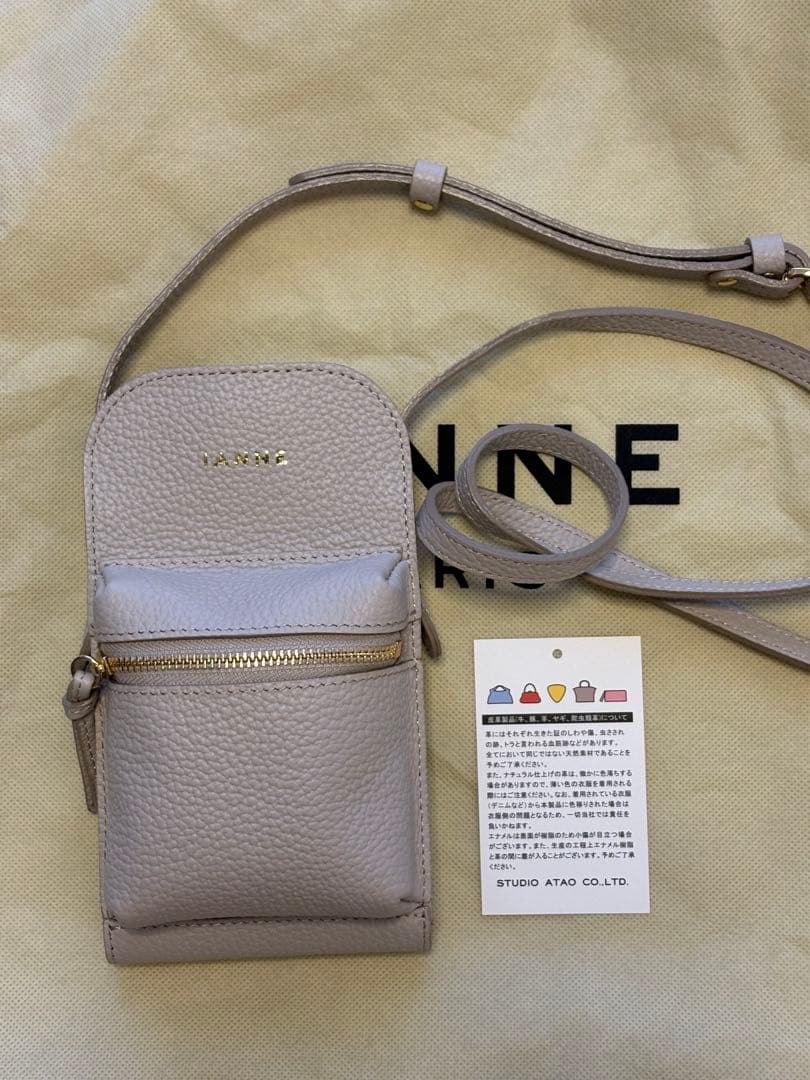 新品　アタオ　ATAO スマホポシェット　ラポシュ　白　本革　スマホショルダー
