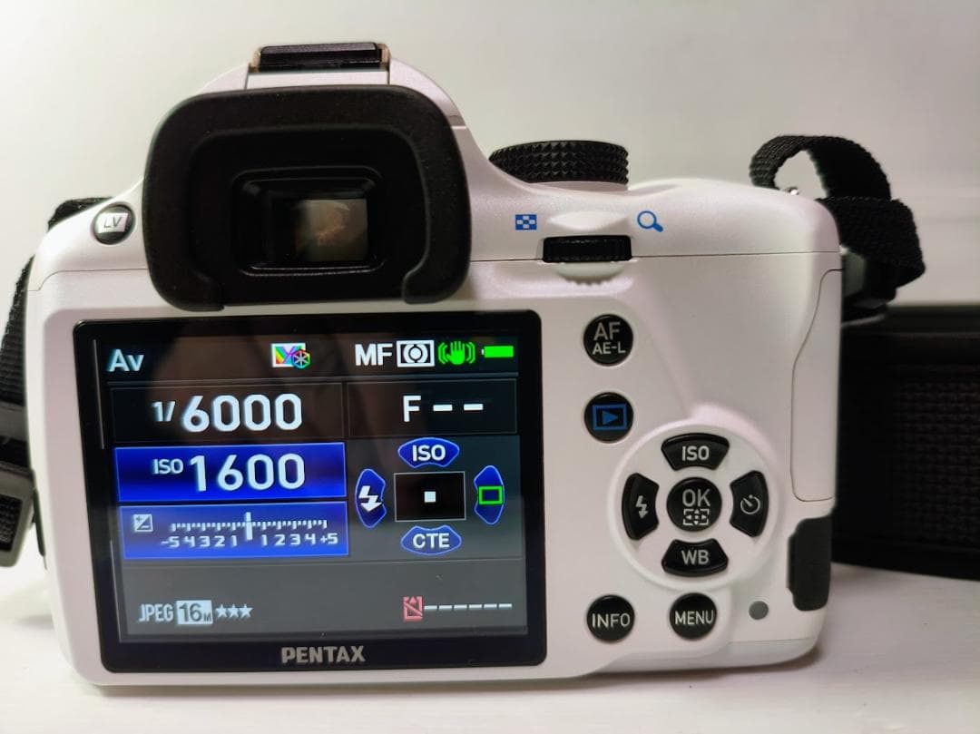 【たけさん用】【黒死病対策】【内臓電池交換】PENTAX K-50　ホワイト