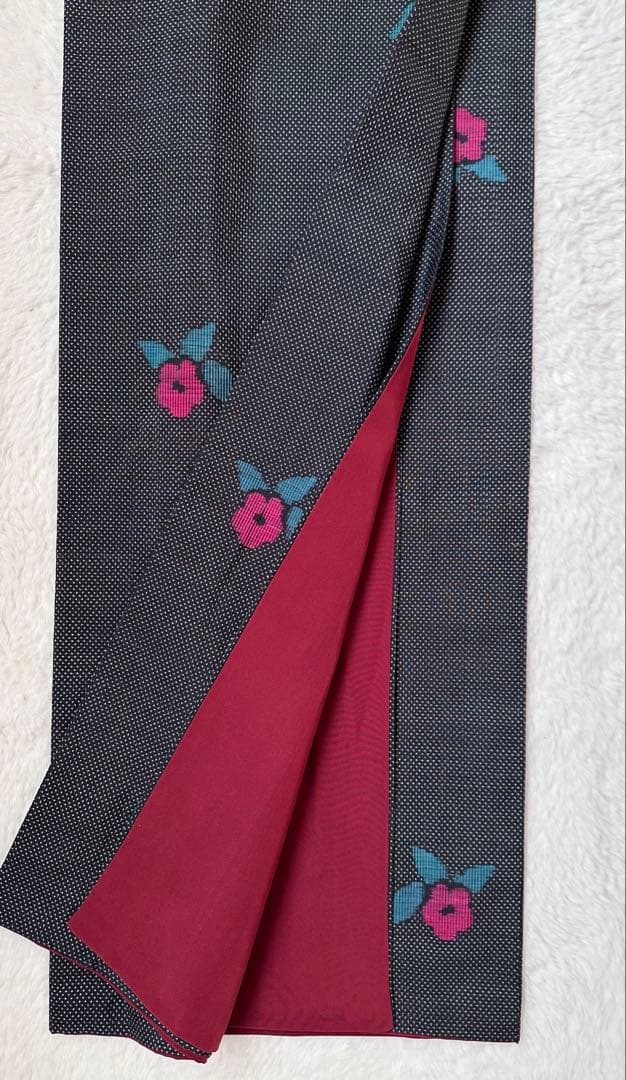 大島紬　かわいい　黒地　あられに椿　７マルキ