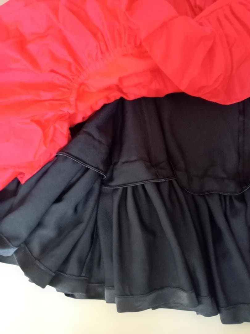フラメンコ スカート 黒サテン地　裏赤 フリル付き