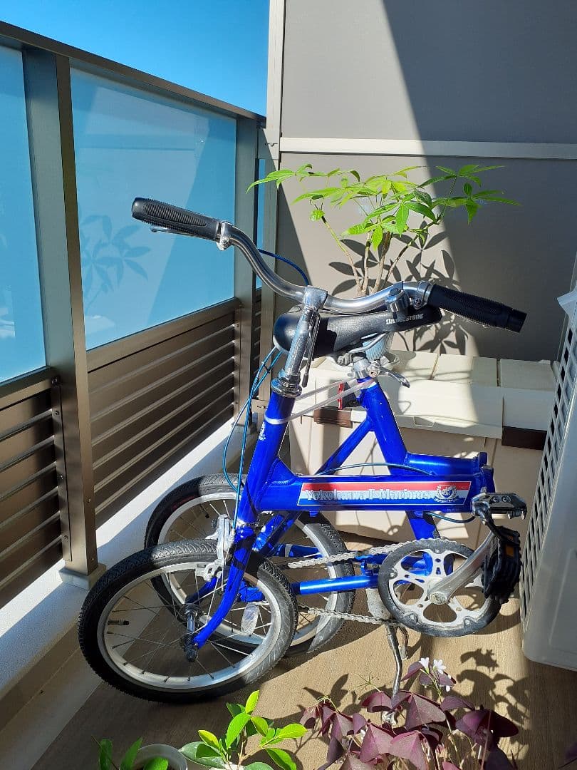 青い折りたたみ自転車