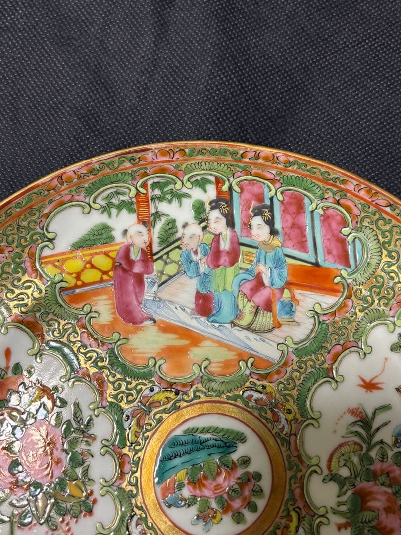 中国古美術品　清の時代　金彩粉彩人物花鳥中皿　21cm