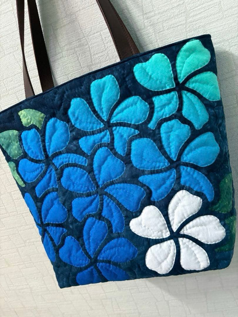 ハワイアンキルトトートバッグ　紺　　グラデーション　プルメリア