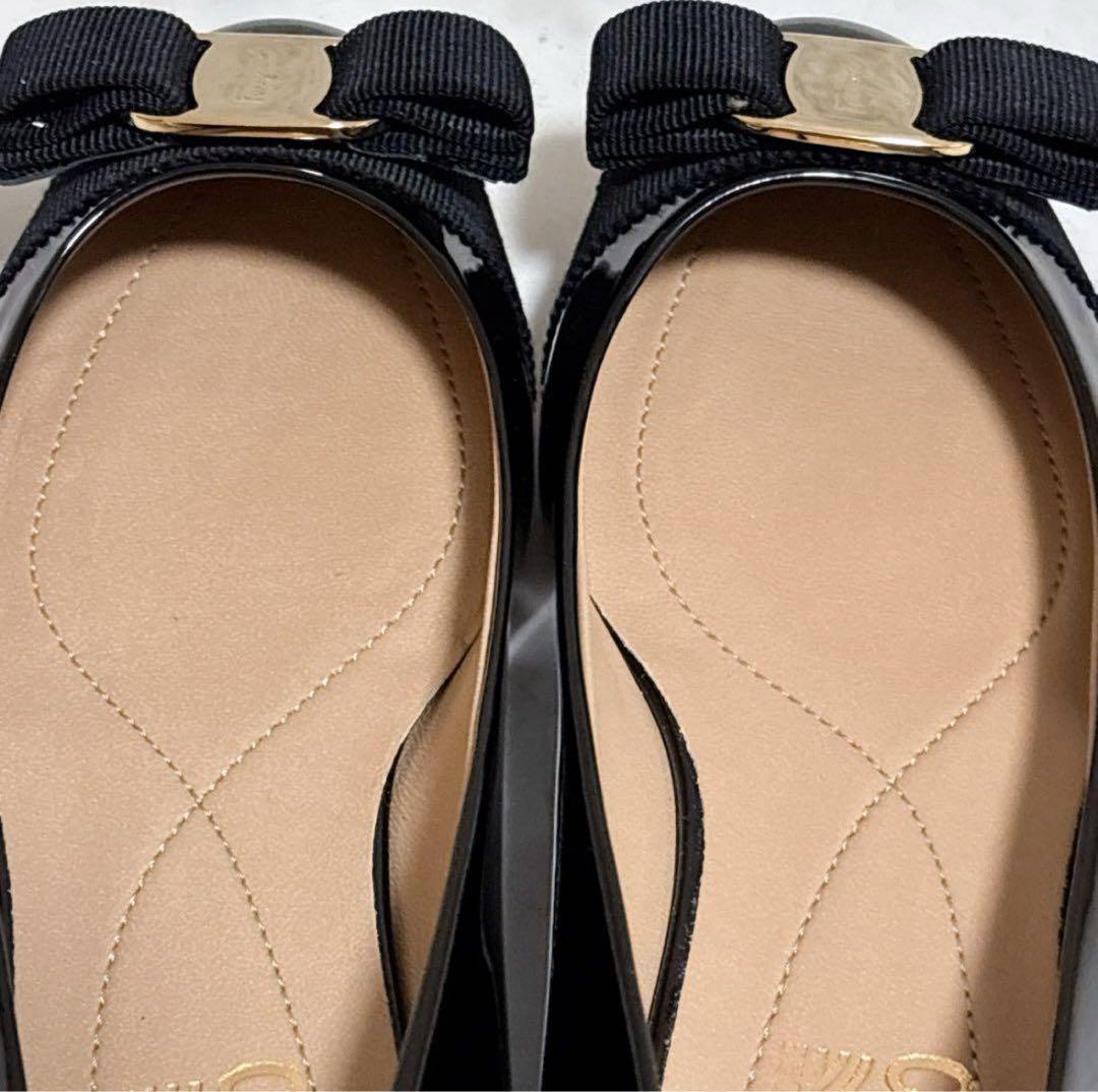 未使用品フェラガモ ヴァリナ バレエシューズ ヴァラ リボン エナメル ブラック