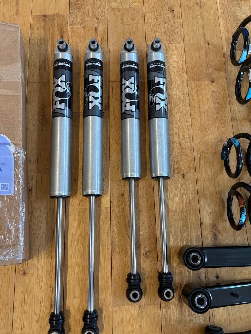 ゆっぴーラングラーJL2.0右　モパー純正2インチリフトアップキットFOX