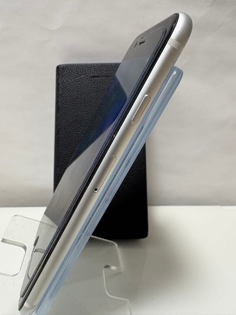 Apple iPhone SE (第2世代) ホワイト64GB 本体SIMフリー