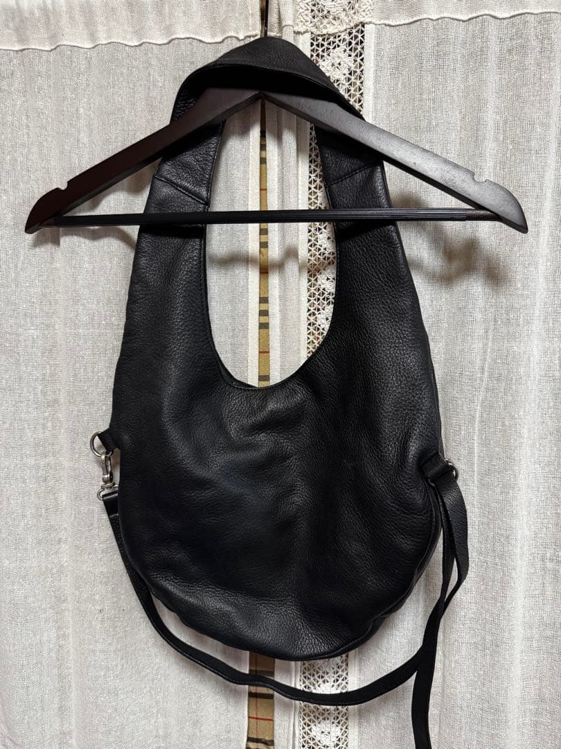 ヒロココシノ　黒のレザーショルダーバッグ(ひったくり防止紐付き)