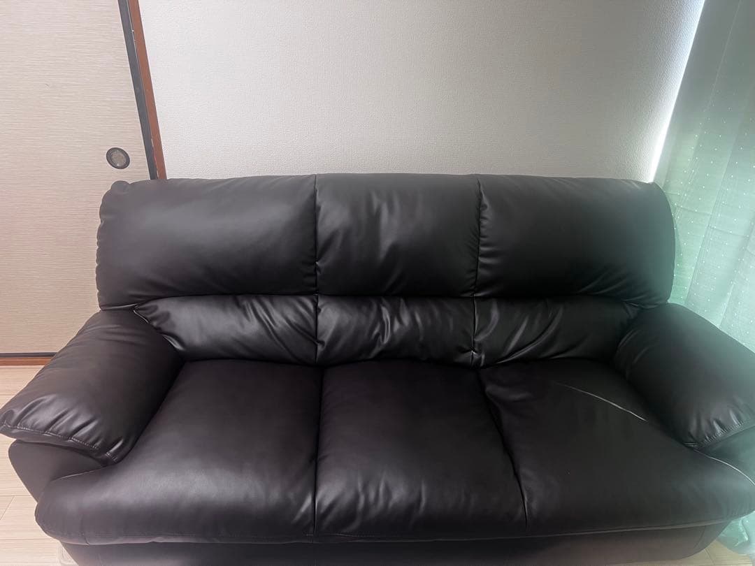 (マスターチーズ)黒の3人掛けソファ