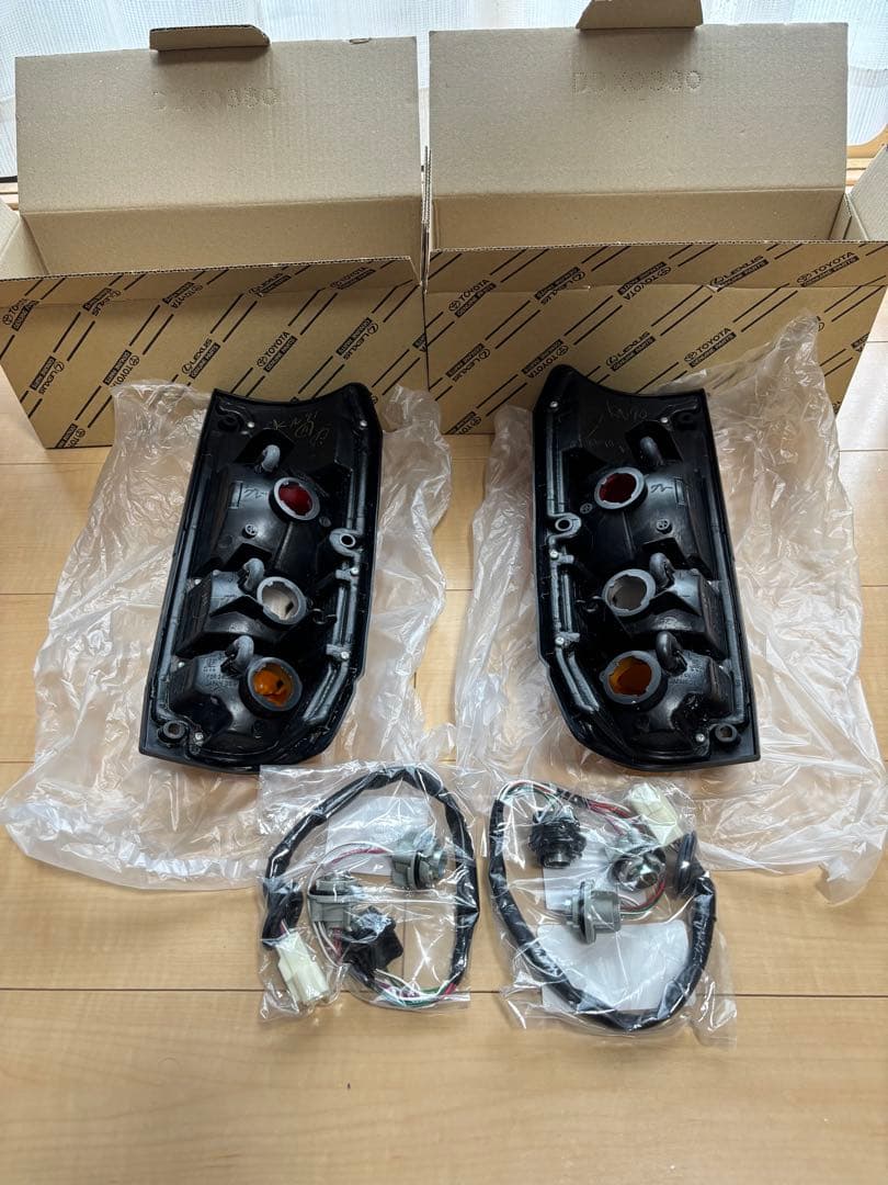 70ランクル 純正3色テール　ほぼ新品！　新品純正ケーブル付き