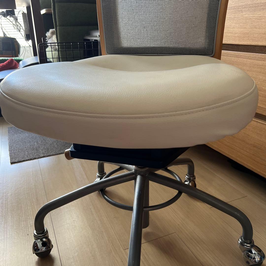 引き取り限定　リサイクルバイヤーさん歓迎　カリモク　デスクチェア