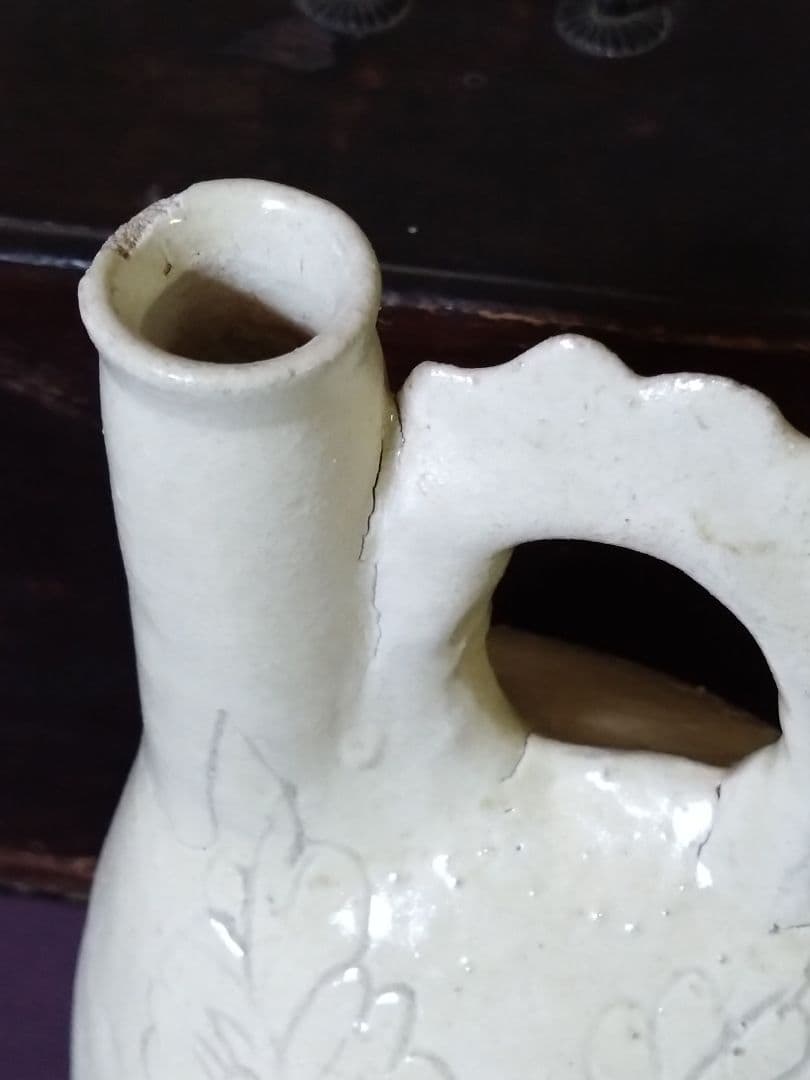 遼時代 白釉 陰刻 芍薬紋　皮嚢壺　鶏冠壺