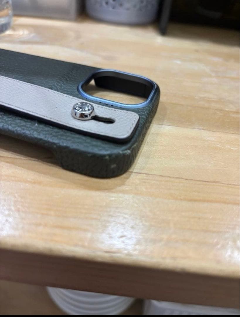 ボナベンチュラ　iPhone 15 ハンドル付きケース オリーブグリーン