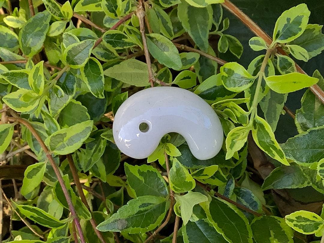 ✳小滝産　高品質*特大プレミア　糸魚川翡翠勾玉　鑑別書付　高価逸品お値引きあり‼️