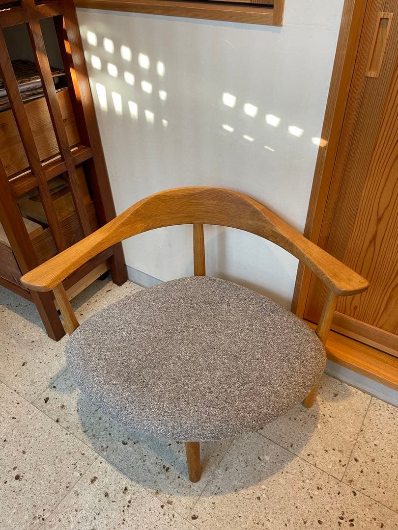 あぐらのかける男の椅子　秋山芳夫　座面グレー