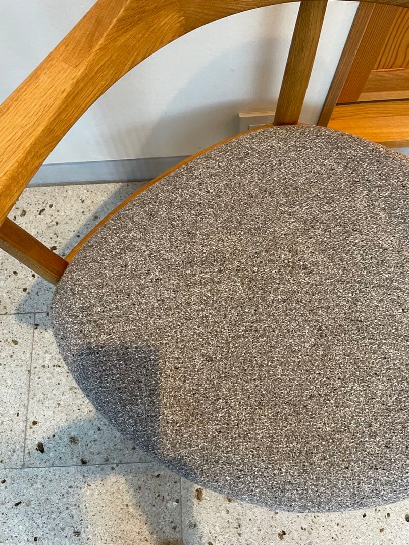 あぐらのかける男の椅子　秋山芳夫　座面グレー