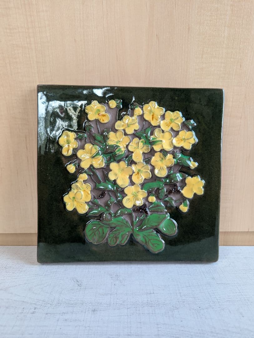 北欧　ヴィンテージ　ジイガントフタ　イエローのビオラ♪　陶板　大きめ