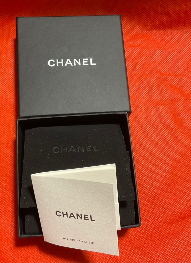 CHANEL ホワイト クリスタルブローチ