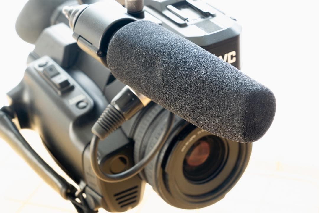 《中古》JVC 業務用ビデオカメラ GY-HM200　外部マイク、ケース付き