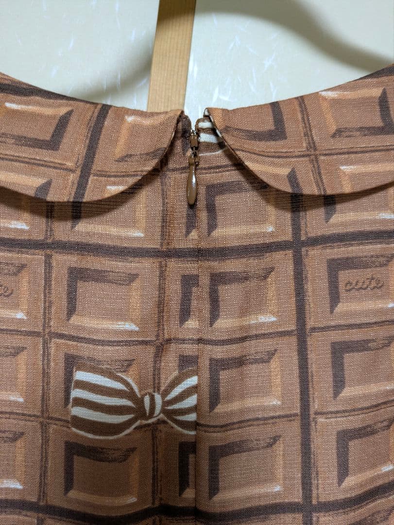 リボン柄ブラウンノースリーブワンピース