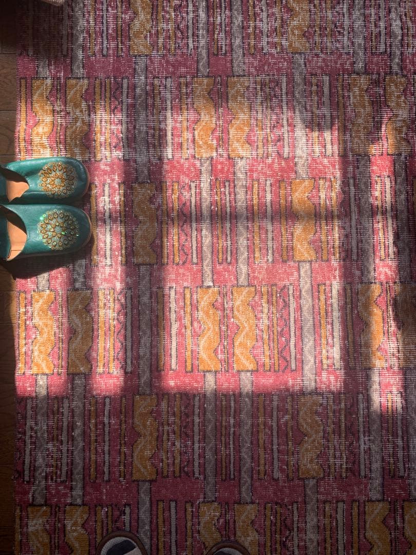 トルコヴィンテージラグ　213×117 レア　ジオメタリック　レトロピンク