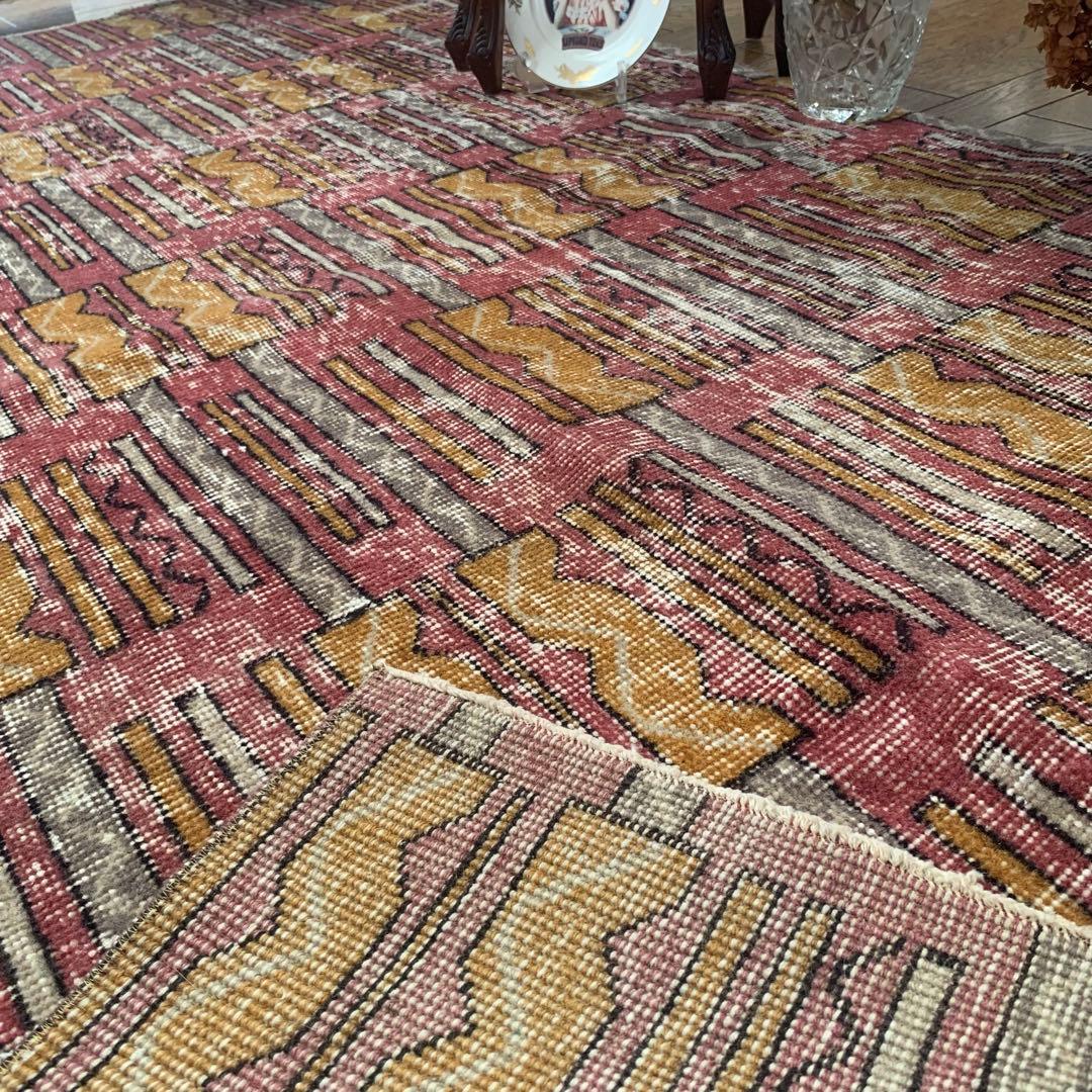 トルコヴィンテージラグ　213×117 レア　ジオメタリック　レトロピンク