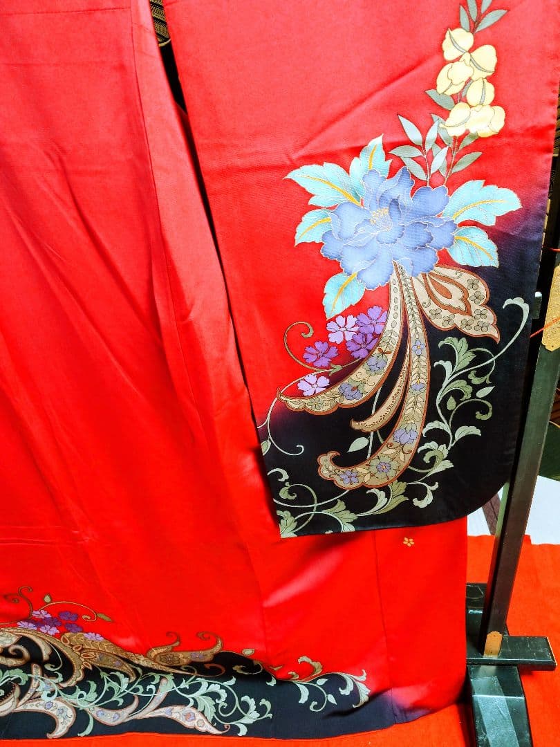 赤い花柄刺繍振袖
