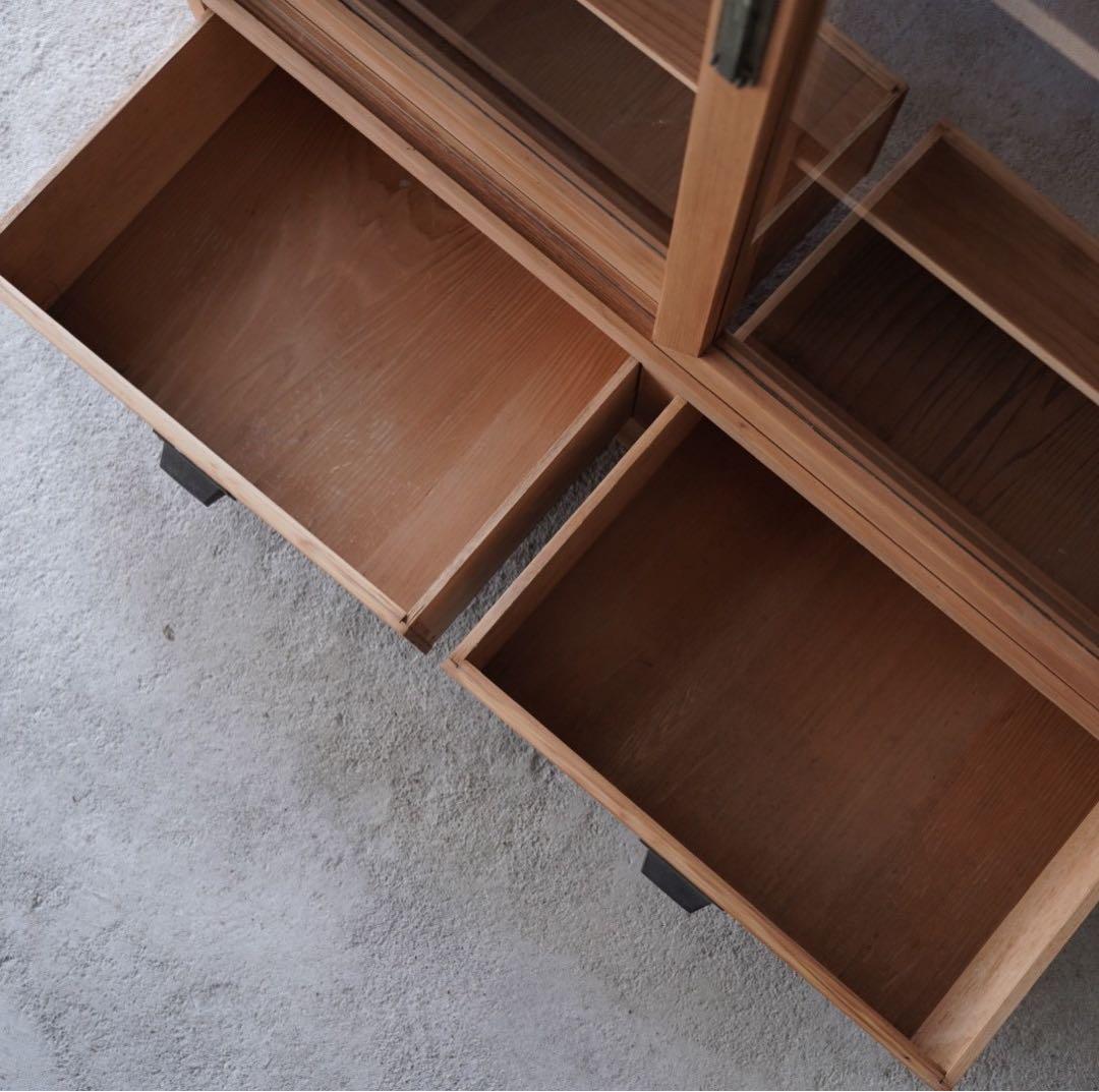 ガラス引戸のキャビネット