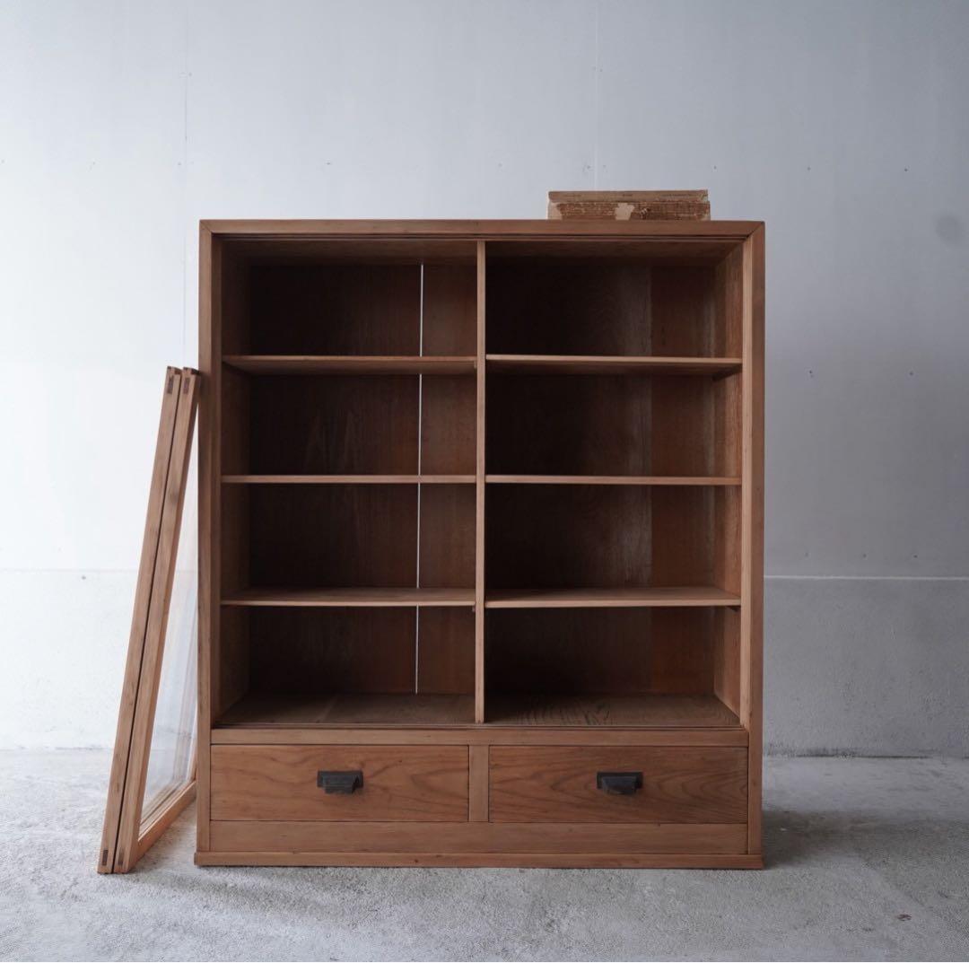 ガラス引戸のキャビネット