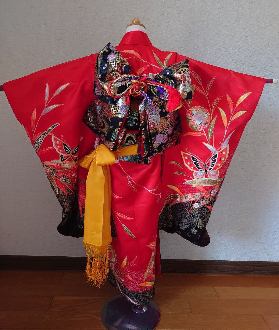 七五三７歳　女の子　四つ身　１回のみ着用　赤　蝶　キラキラ