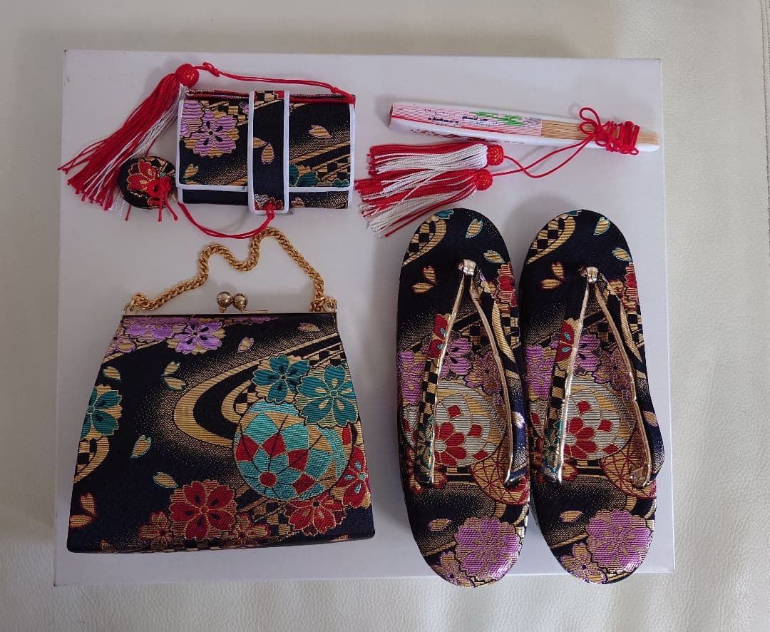 七五三７歳　女の子　四つ身　１回のみ着用　赤　蝶　キラキラ