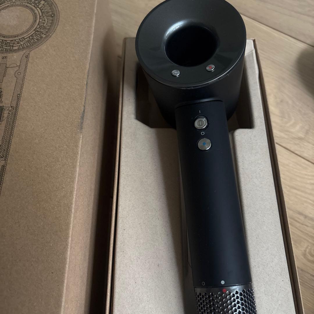 ダイソンドライヤー　【※写真-専用箱カバー付】