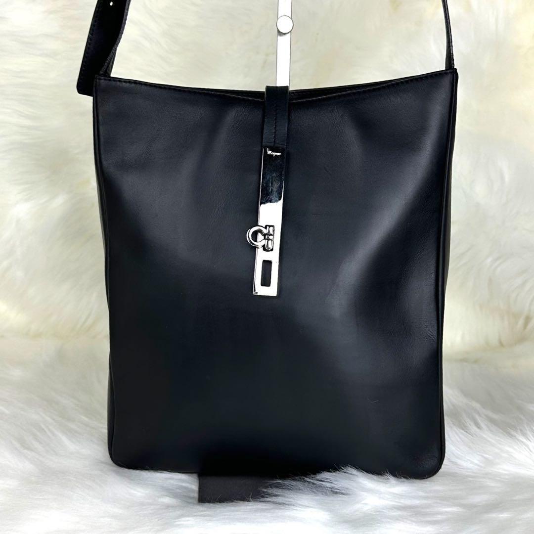 人気モデル✨ フェラガモ ショルダーバッグ ガンチーニ ロック金具 レザー