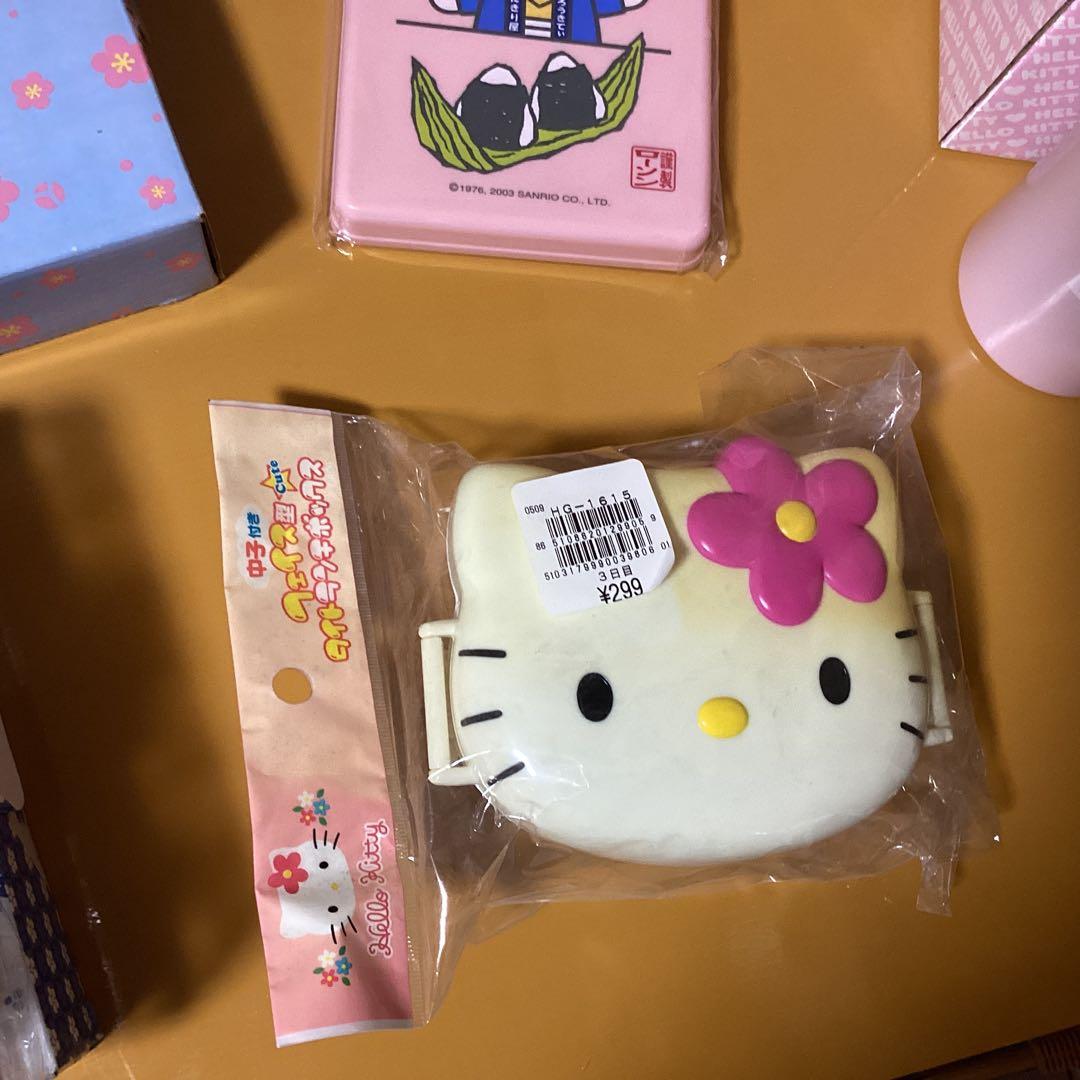 2294 ハローキティ食器セット　弁当箱 &さくら小皿 &ポンプボトル