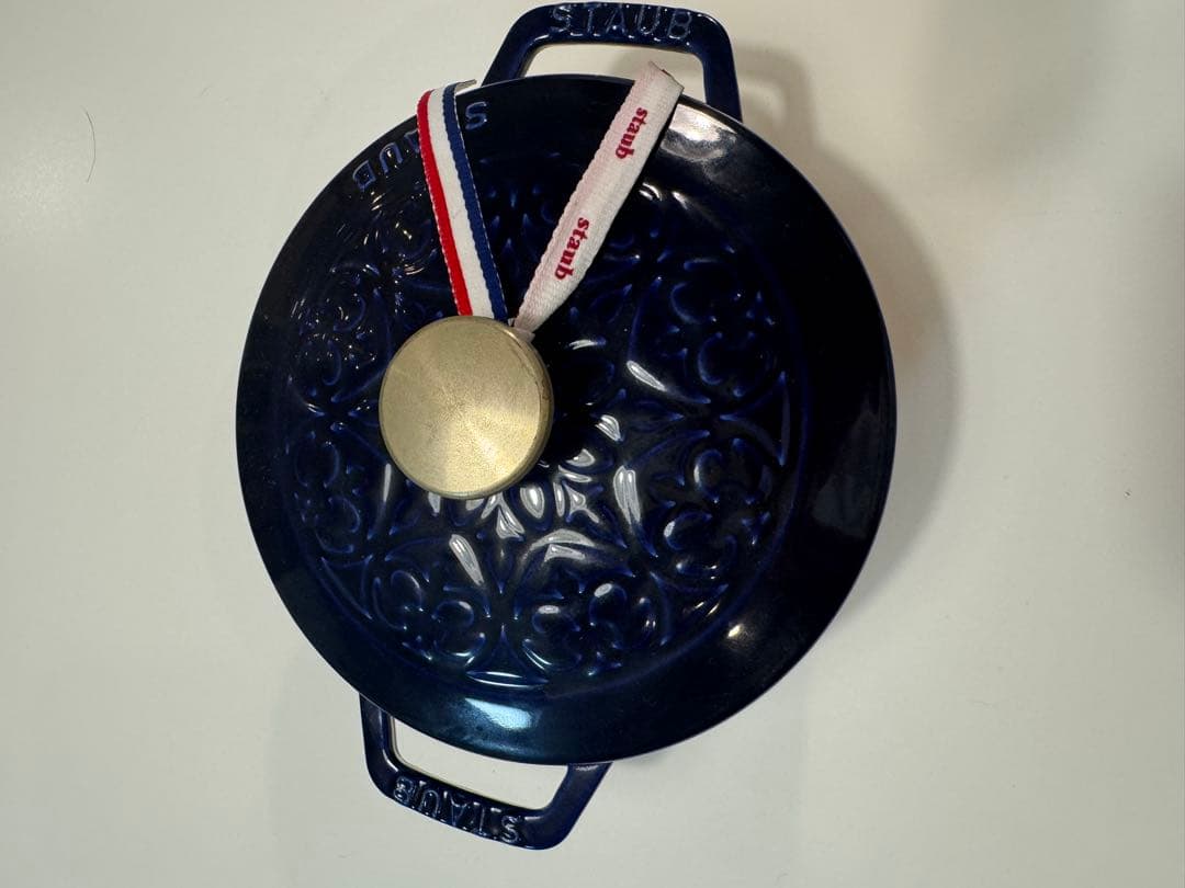 STAUBクリスマス限定 ネイビー 両手鍋 メダル付き