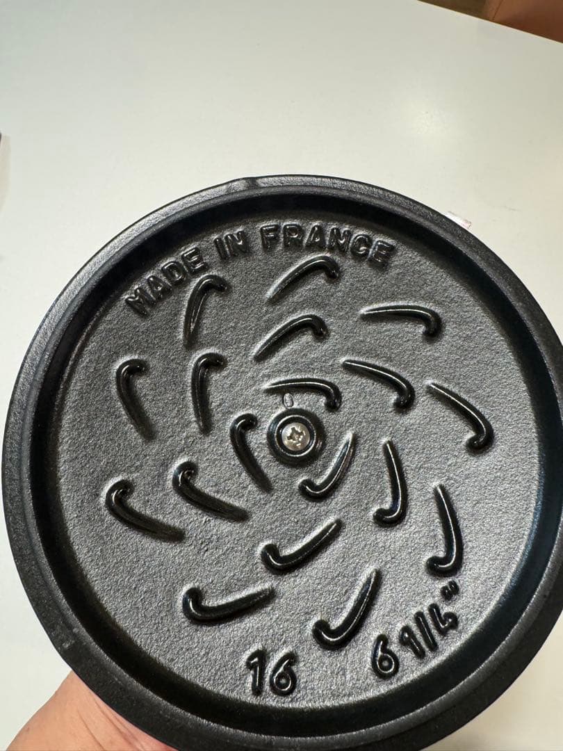 STAUBクリスマス限定 ネイビー 両手鍋 メダル付き