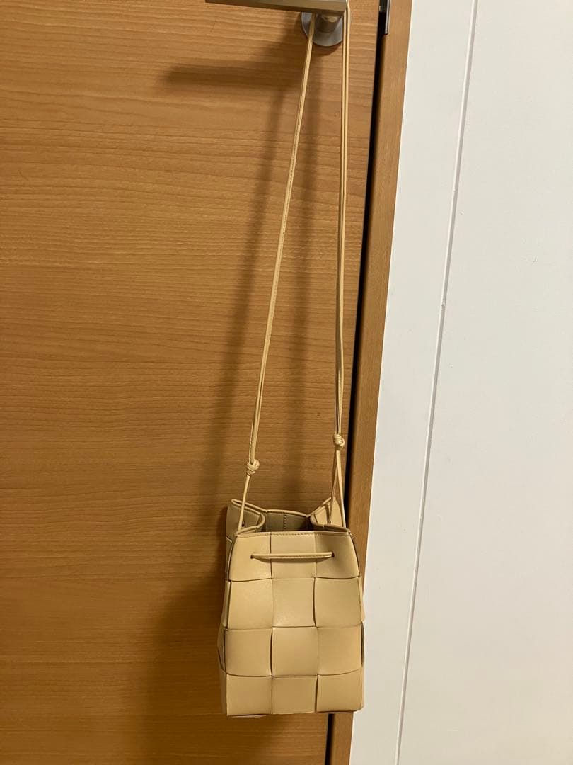 【極美品】ボッテガヴェネタ / スモール カセット バケット /アーモンド