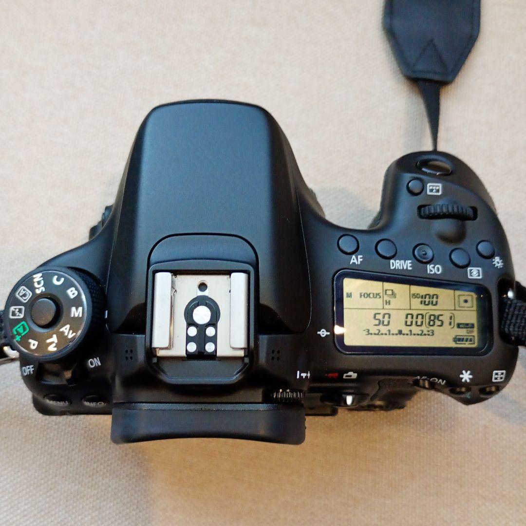 一眼レフCanon EOS70D ズームレンズ、単焦点レンズ、フード、ポーチ付き