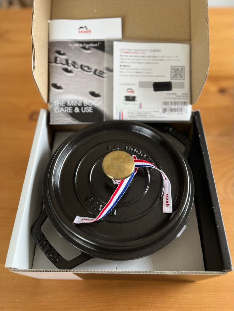 美品【シリアルナンバー付き】ストウブ ココット ラウンド ブラック 18㎝