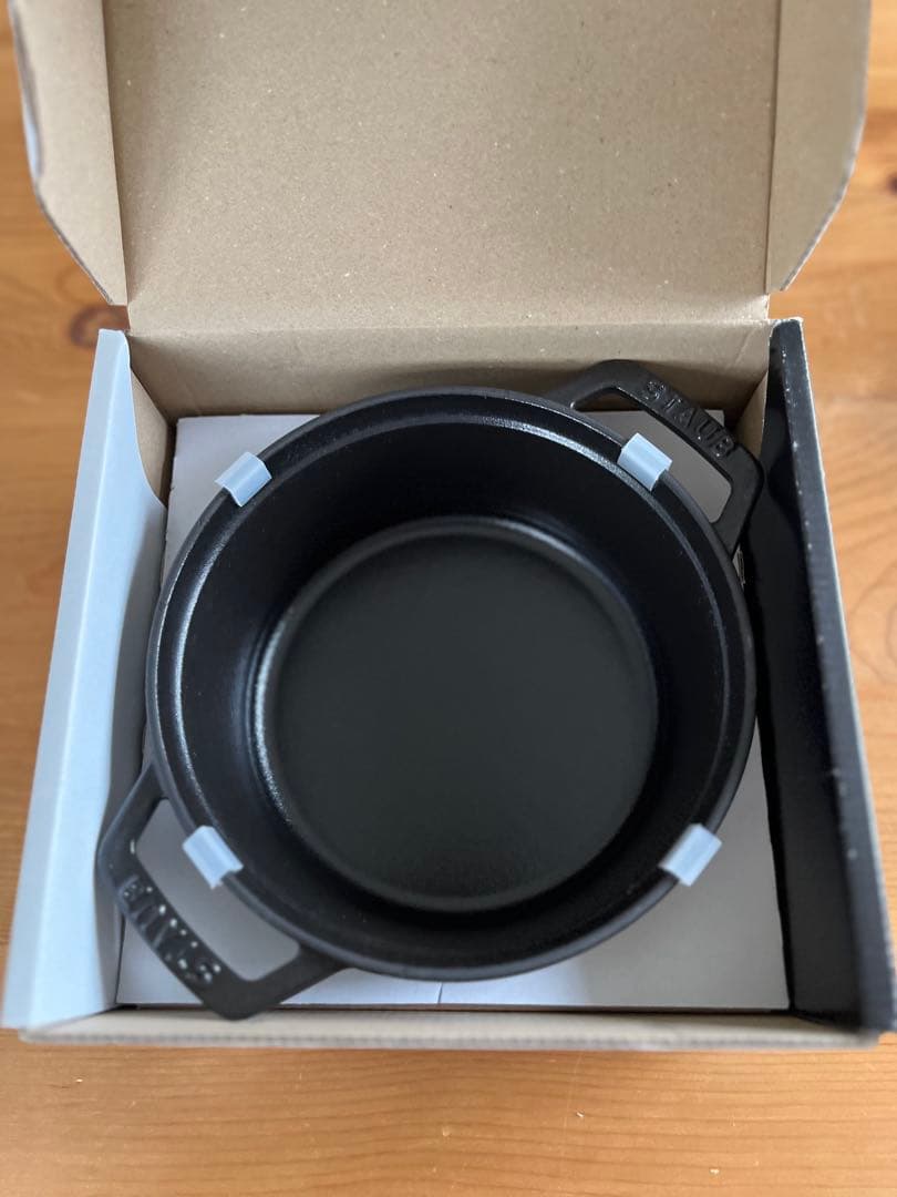 美品【シリアルナンバー付き】ストウブ ココット ラウンド ブラック 18㎝