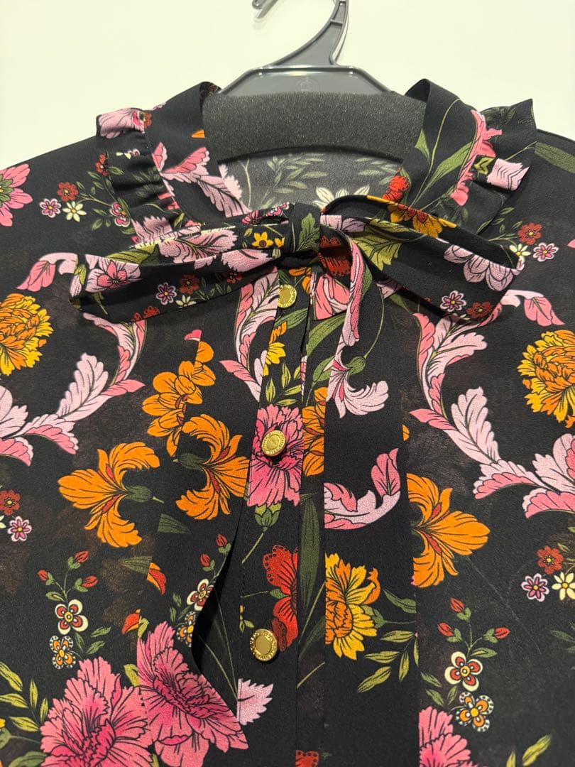 【LOULOU WILLOUGHBY】シンメトリーフラワーリボンブラウス