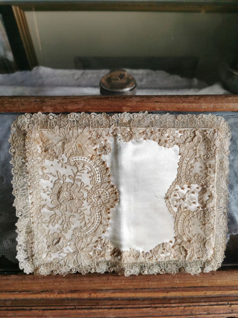 アンティークポワンドローズ ボビンレース パール装飾シルク聖書/ハンカチケース